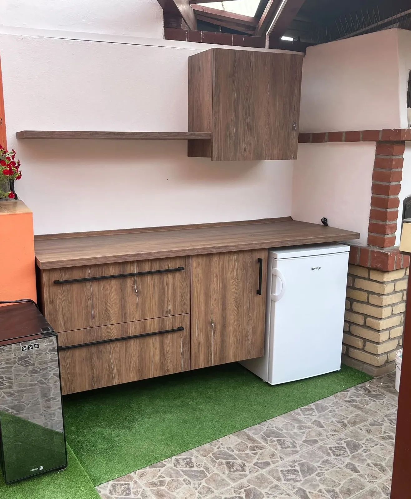 Kuchyňská linka na míru v dřevěném dekoru s horní skříňkou a policí v zahradní kuchyňce – Truhlářství Milan Pinkava
